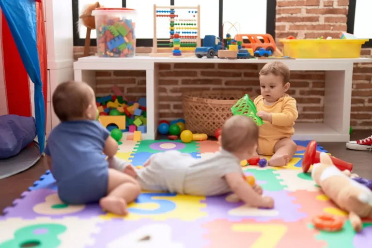 Bébés qui jouent sur un tapis d’éveil coloré