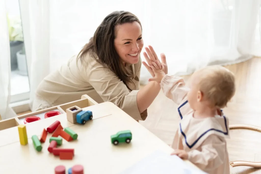 Une adulte et un tout-petit qui se tapent dans la main